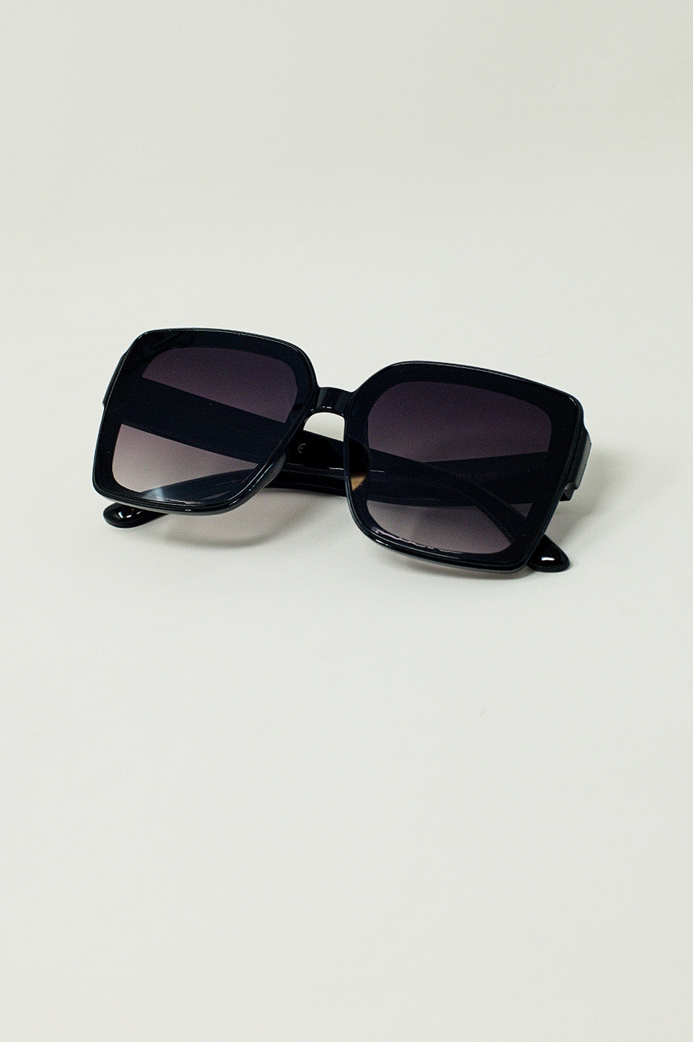 Q2 Cat Eye Oversized Sunglasess in Black