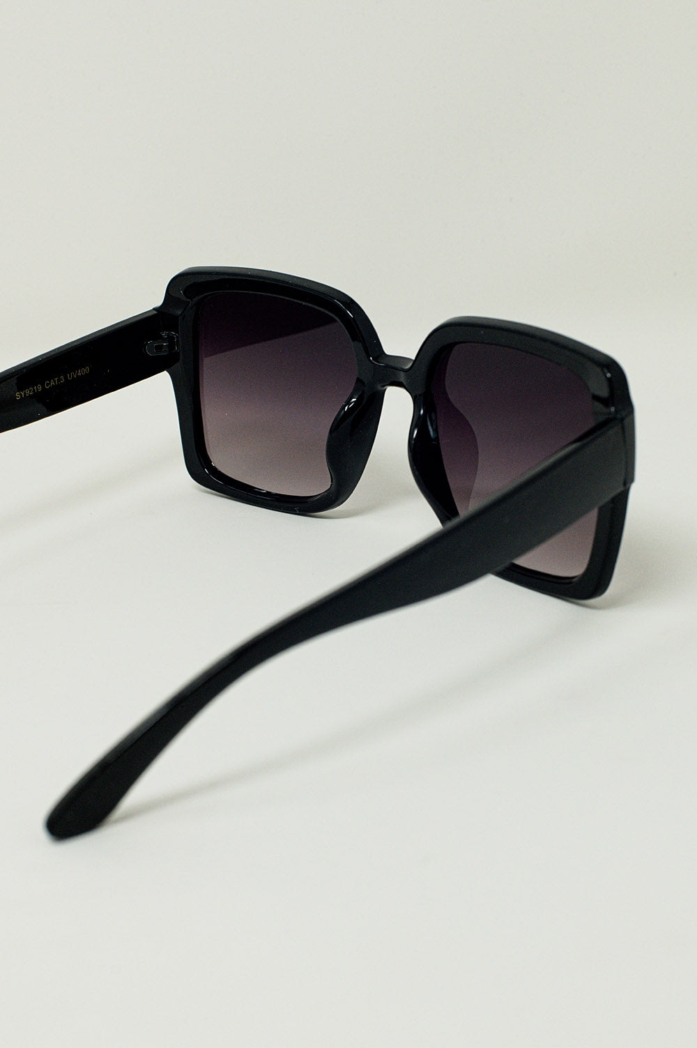 Q2 Cat Eye Oversized Sunglasess in Black